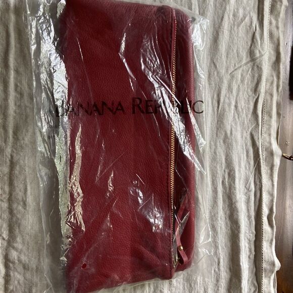 Banana Republic clutch NWT Red and gold hardware - Picture 8 of 8